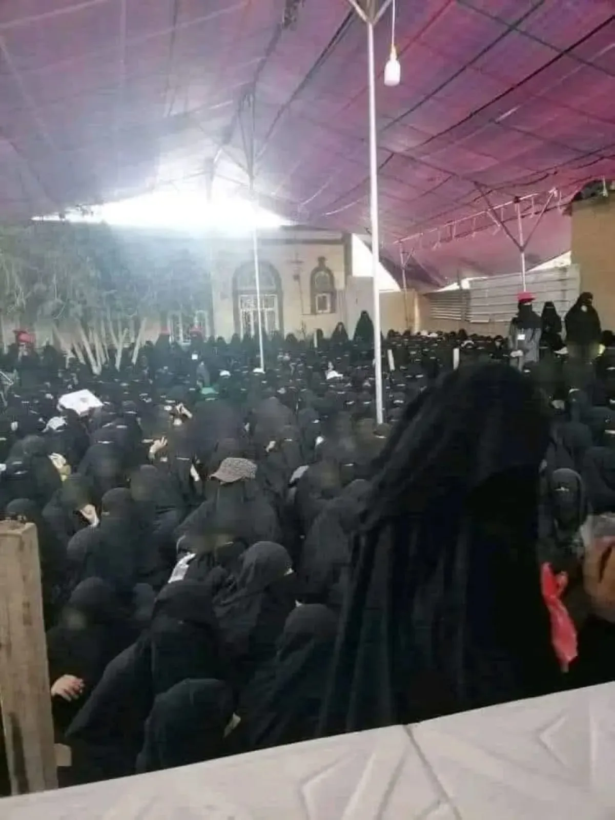 طوابير الجوع تتمدد في مناطق سيطرة الحوثي مع دخول رمضان وتفاقم أزمة الرواتب