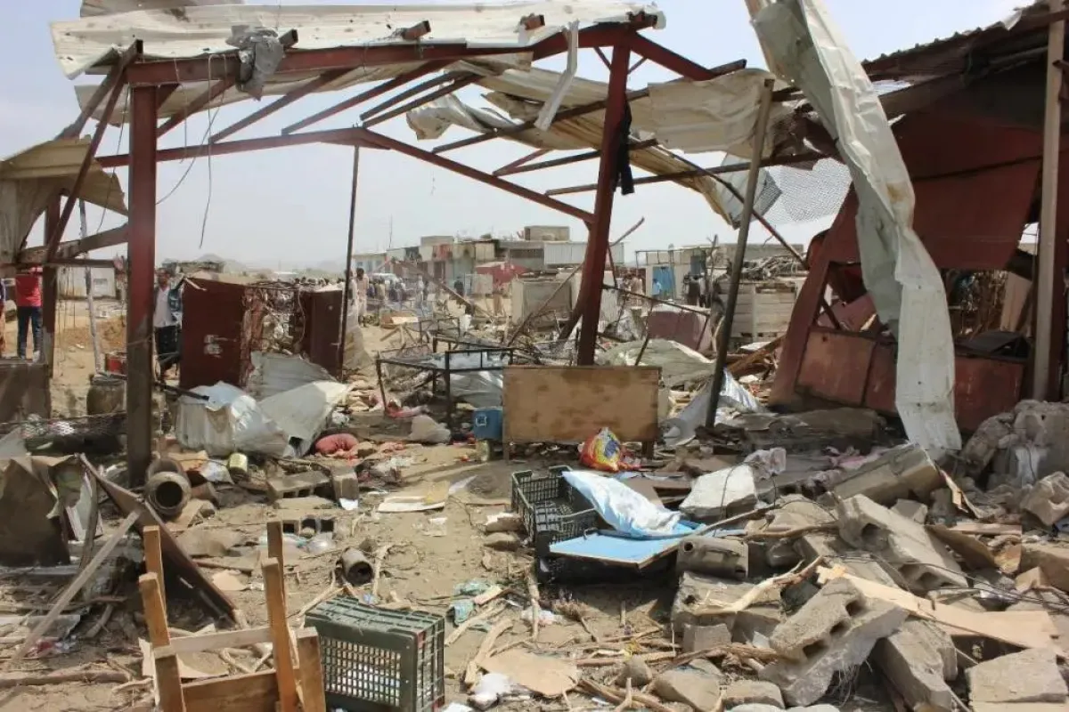 إصابة عامل نظافة بانفجار قنبلة في إب واحتجاز جرحى بعد تبادل إطلاق نار بسوق للقات