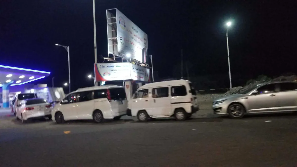 عودة جزئية لمحطات الغاز في عدن وسط ازدحام وتلاعب بالبيع وغياب للرقابة