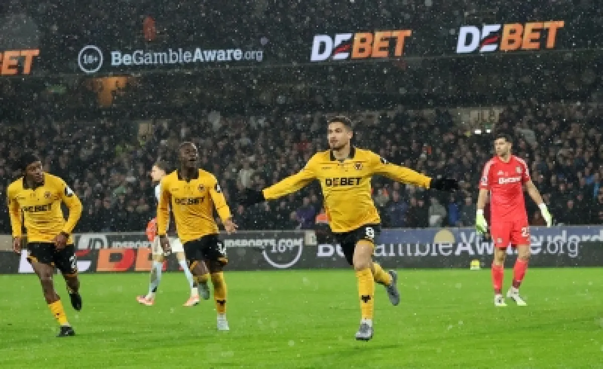 ولفرهامبتون يحقق فوزاً تاريخياً ويجنب نفسه لقب 