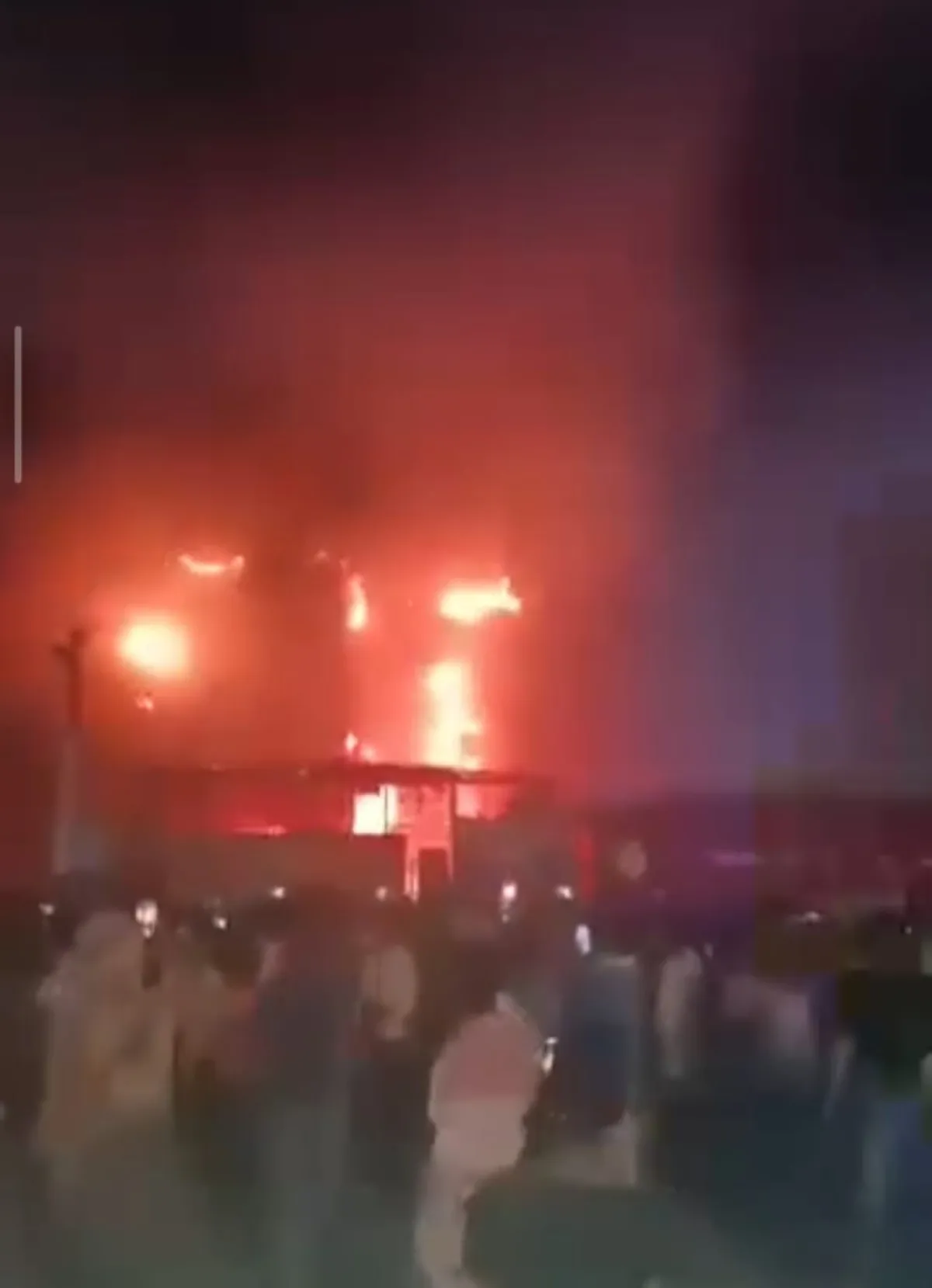 عدن.. حريق ضخم يلتهم محالاً تجارية في المنصورة وخسائر مادية كبيرة