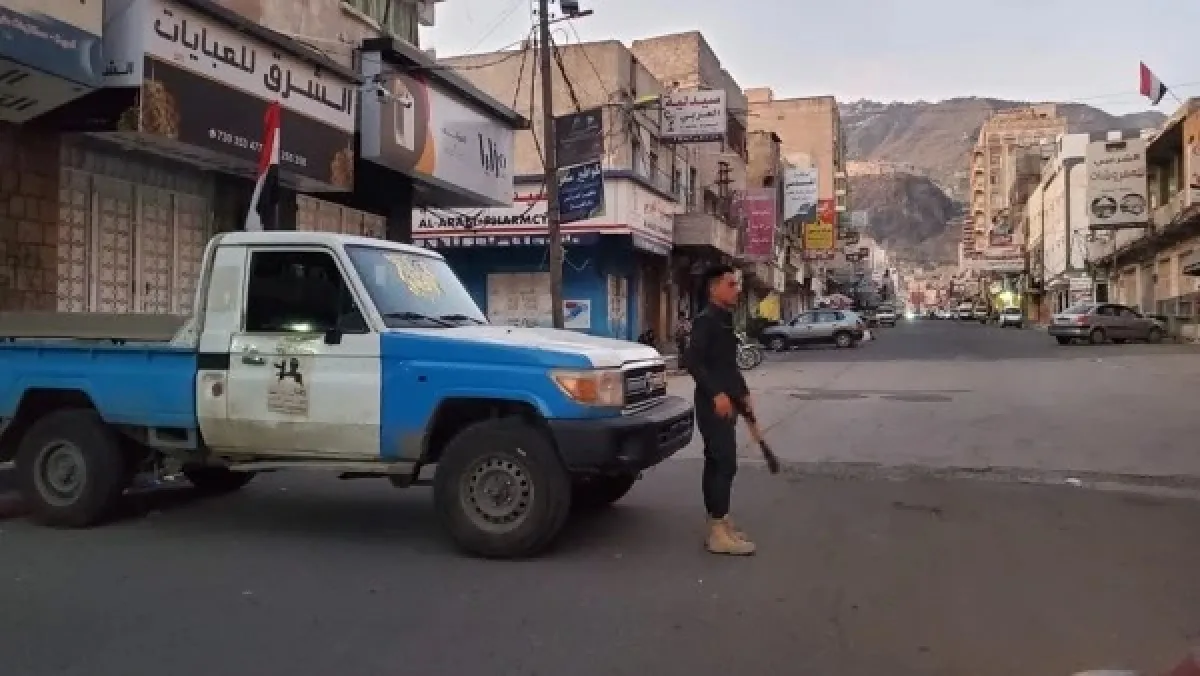 الأجهزة الأمنية في تعز ولحج تضبط متهمين في قضيتي اعتداء بآلات حادة