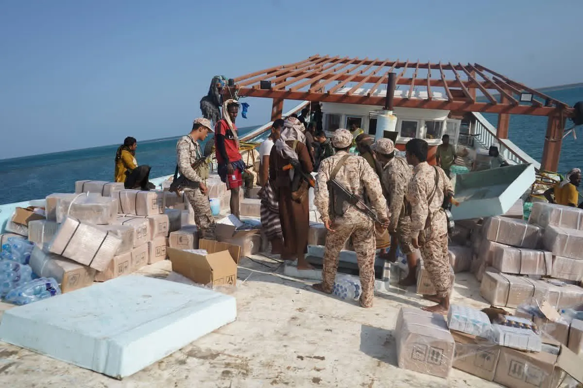 قوات العمالقة تضبط قارباً قادماً من بندر عباس الإيراني يحمل شحنة أدوية ضخمة مهربة للحوثيين