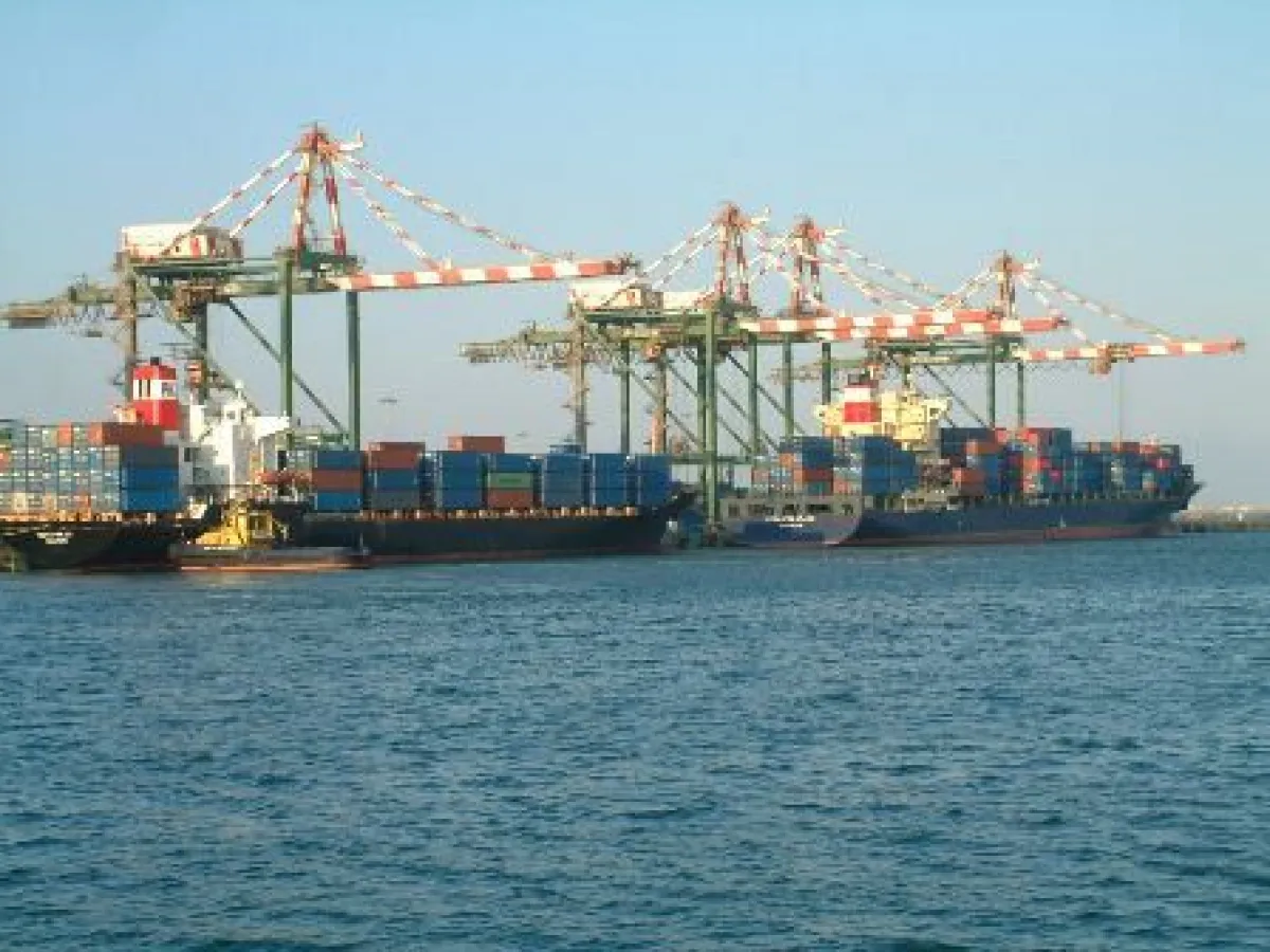 التجار يشكون فرض شركات الملاحة رسوماً جديدة على الشحنات المتجهة إلى ميناء عدن