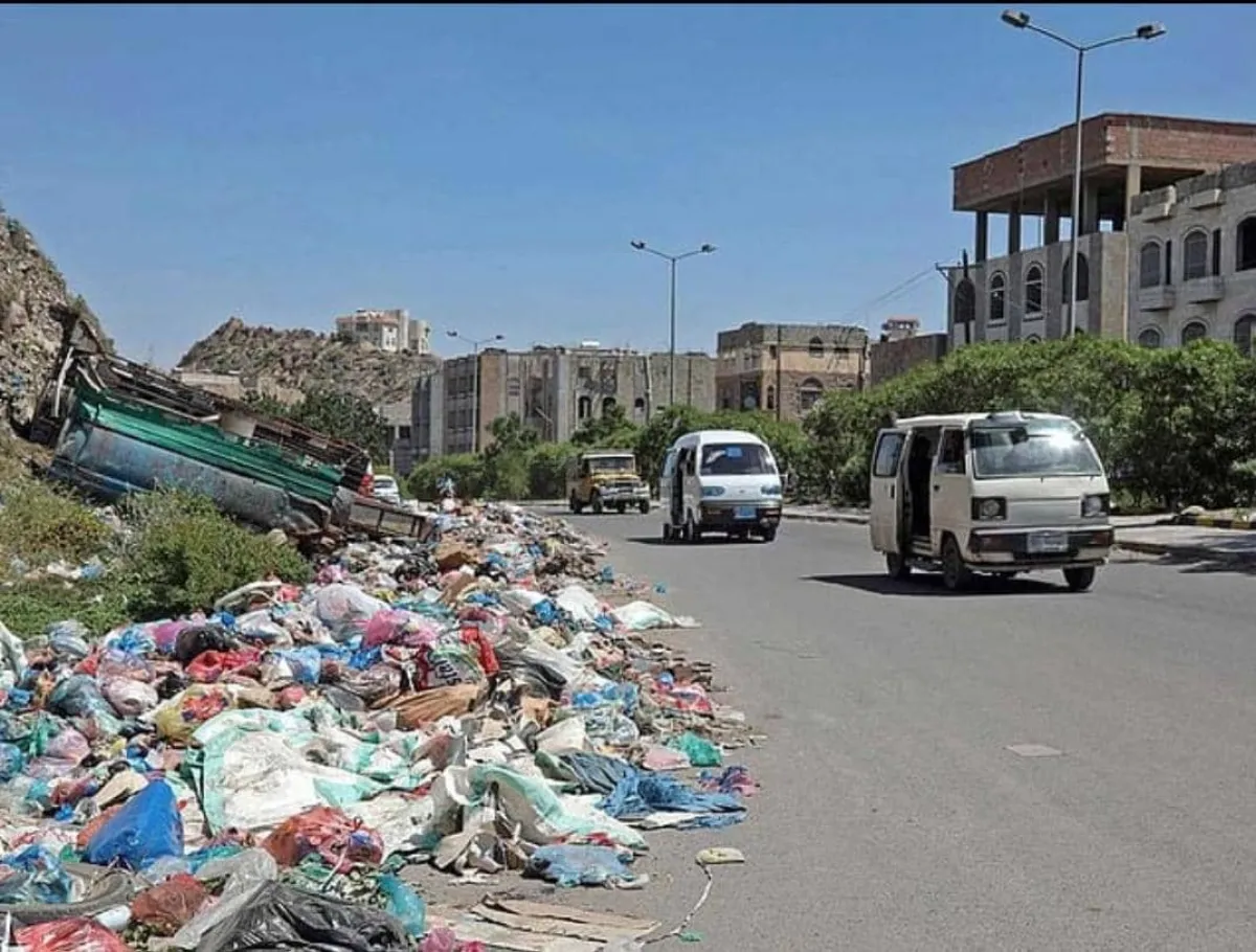 تراكم النفايات في شوارع تعز بعد اعتداء على عمال النظافة وإضراب احتجاجي
