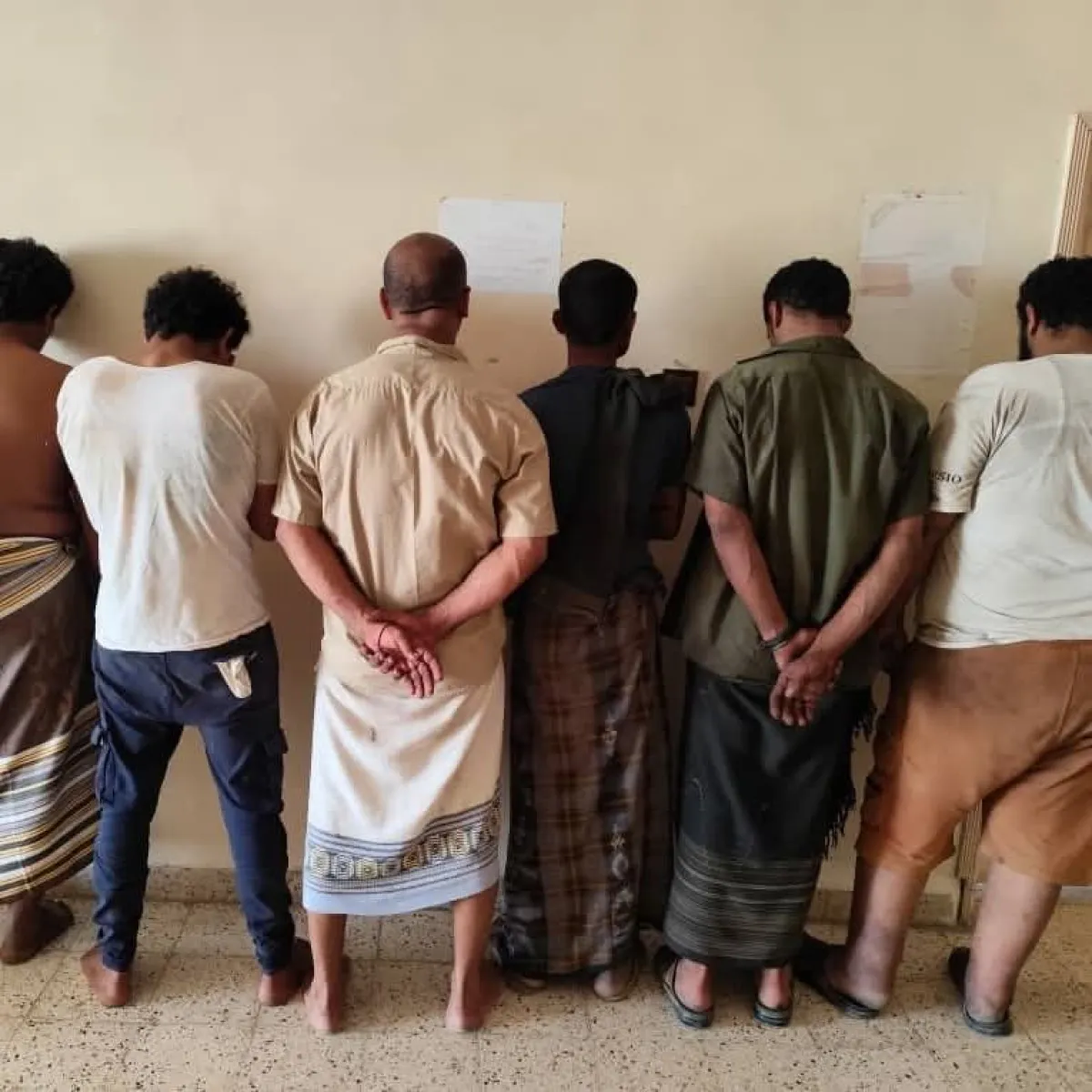 أمن المهرة يداهم أوكار خلية إجرامية ويضبط 6 متهمين ومخازن ذخيرة ومنهوبات