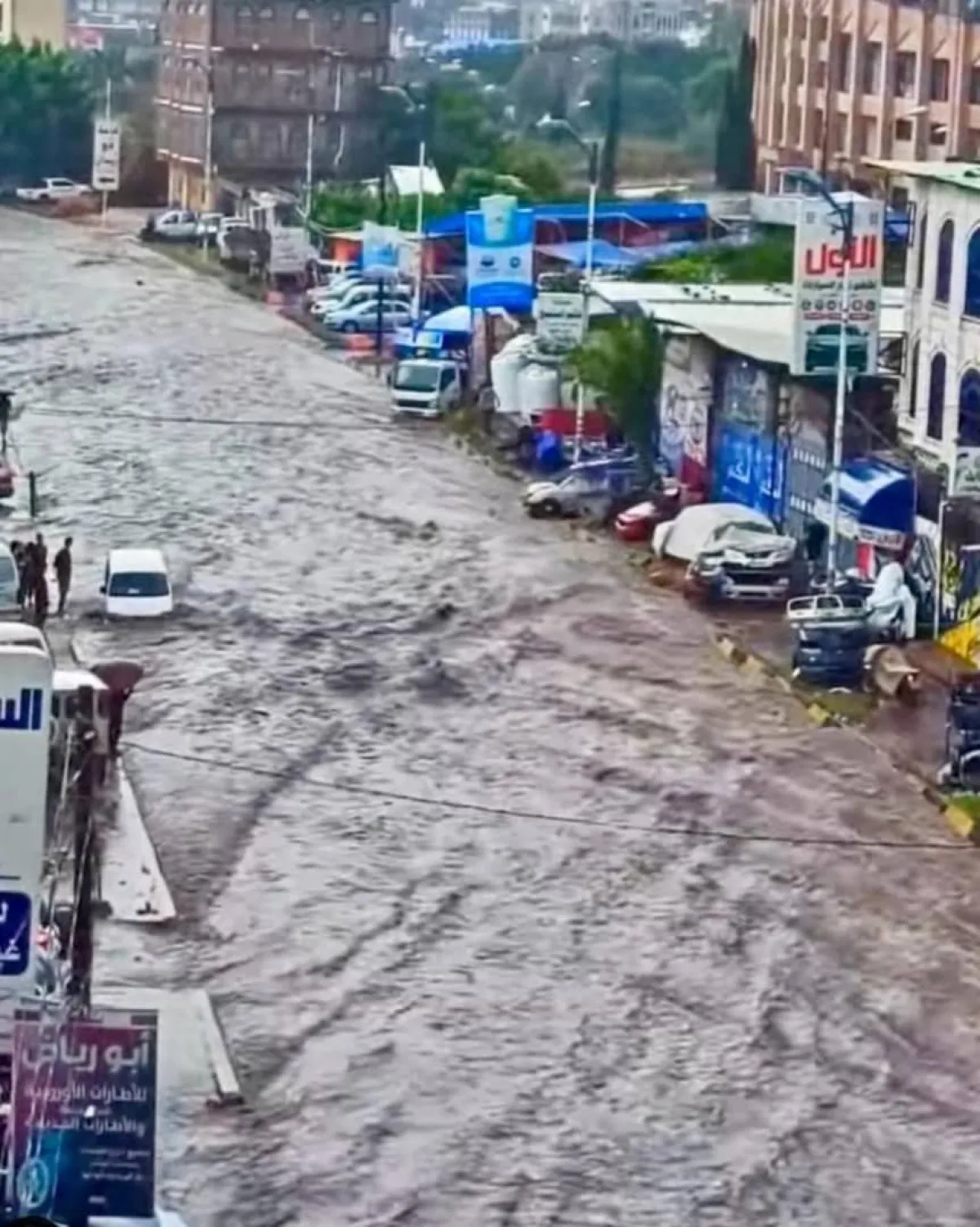 مع عودة الامطار.. مدينة إب تحت وطأة فساد المليشيا