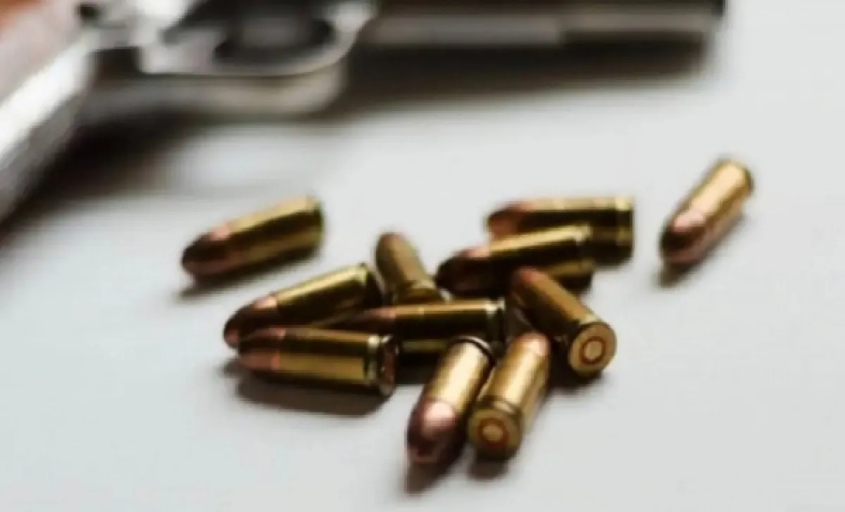 بالخطأ.. طفل يطلق النار على أسرته ويصيب 5 منهم بجروح حرجة بعمران