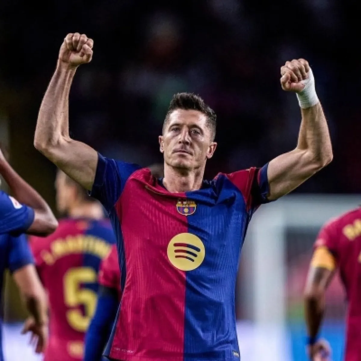 برشلونة يضع شروطاً مالية جديدة لـ ليفاندوفسكي.. هل يستمر المهاجم البولندي؟