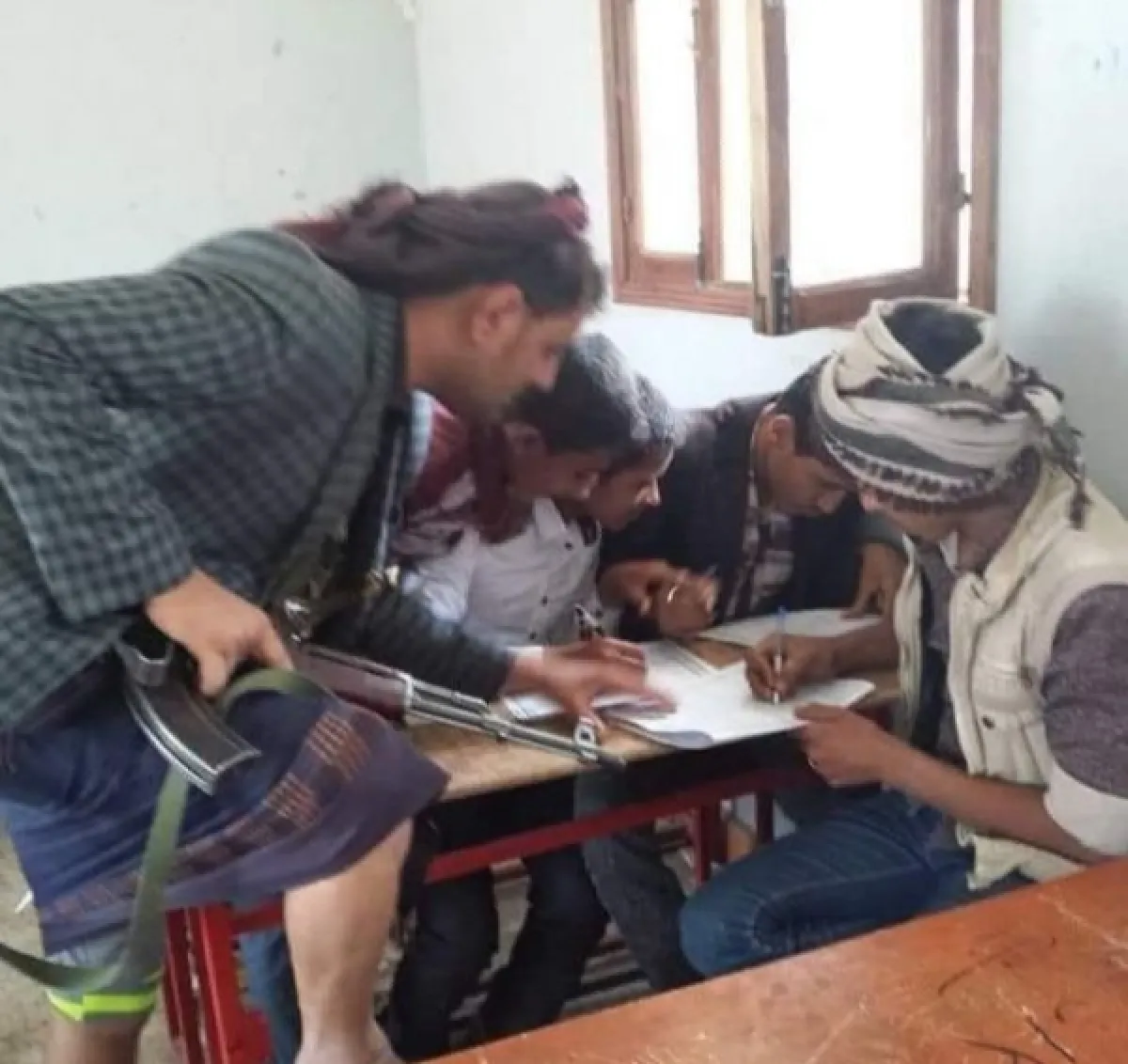 مليشيا الحوثي تعتدي على مسؤول تربوي في الضالع بعد رفضه الغش في اختبارات الثانوية