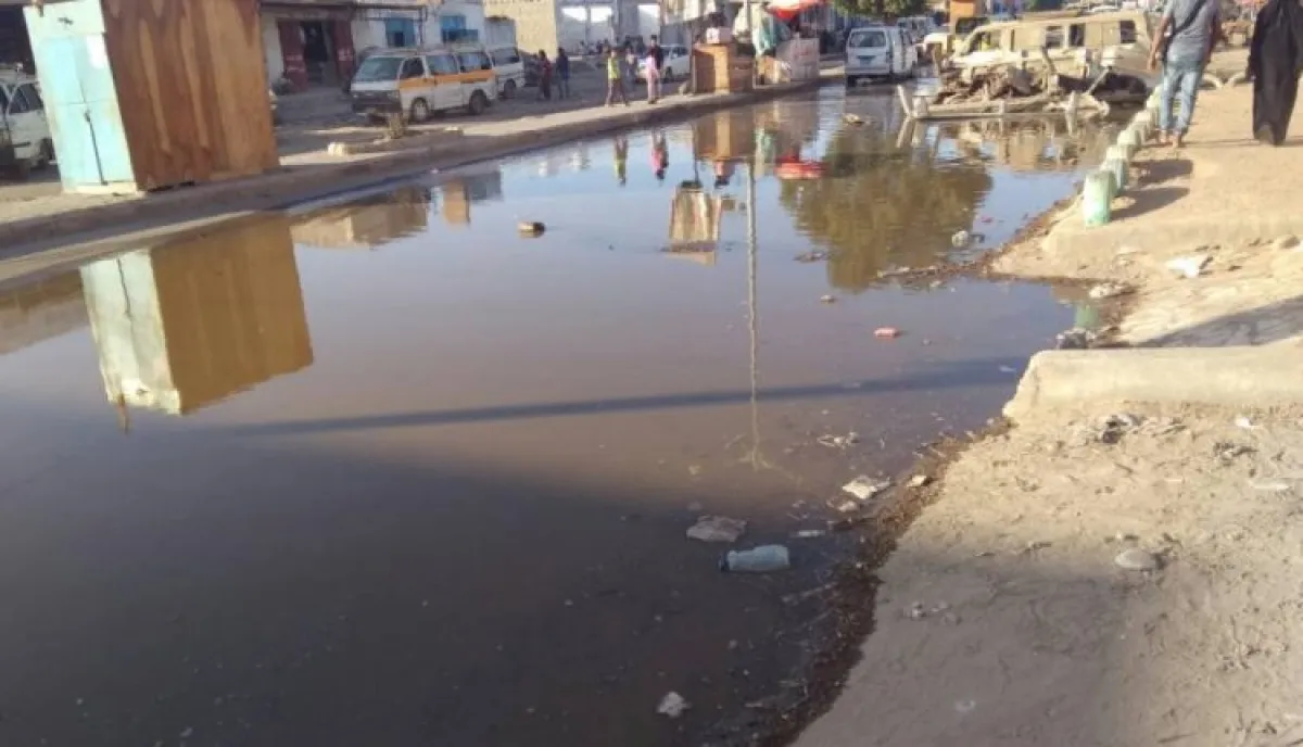 سكان محليون يشكون تفاقم أزمة الصرف الصحي في عدن ويطالبون بتدخل عاجل