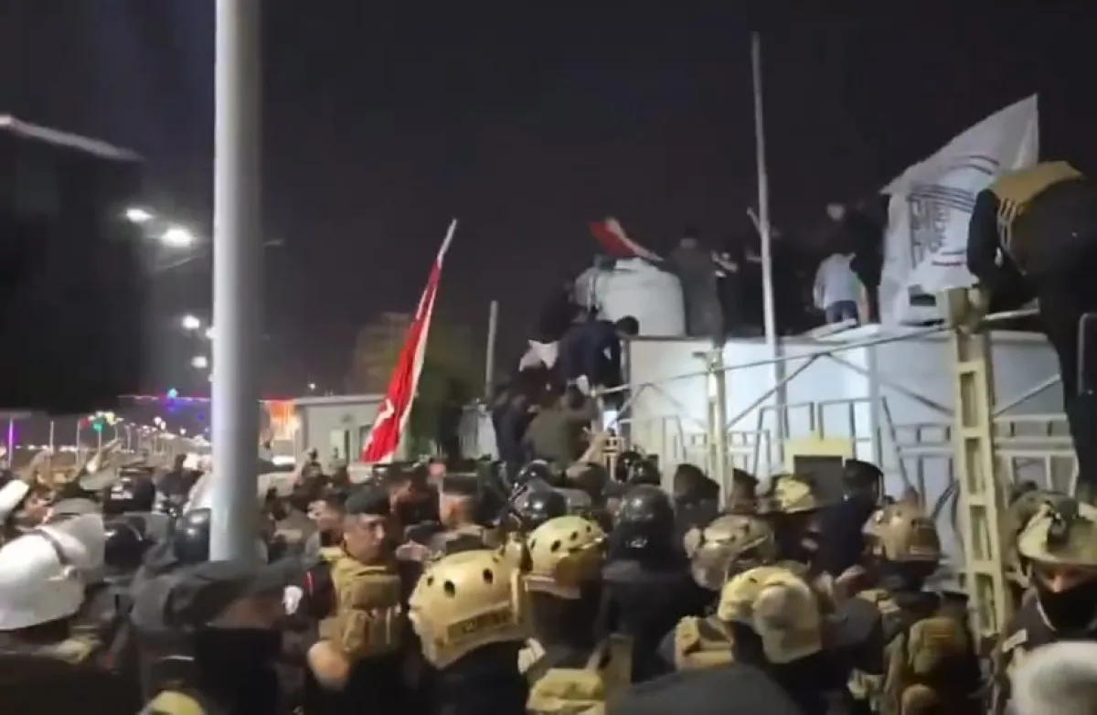 العراق.. متظاهرون يقتحمون القنصلية الكويتية في البصرة احتجاجاً على 