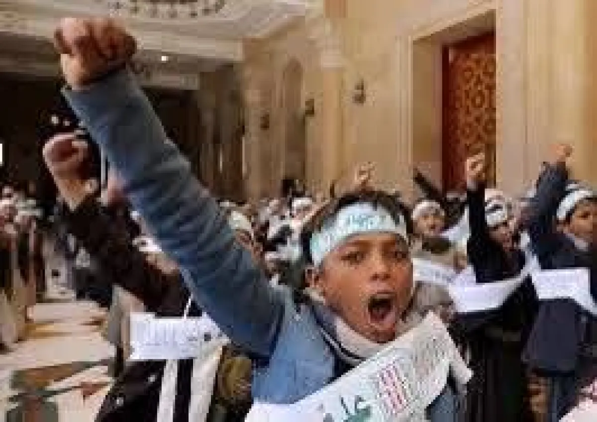 المخاوف تتصاعد من المراكز الصيفية الحوثية.. تجنيد الأطفال وتطييف التعليم يهددان مستقبل جيل كامل