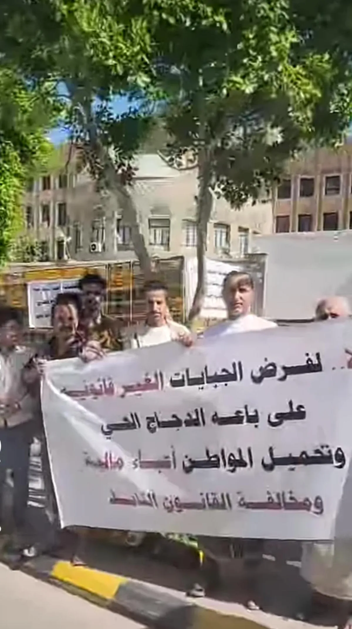 وقفة احتجاجية لموردي الدواجن أمام مبنى السلطة المحلية بتعز