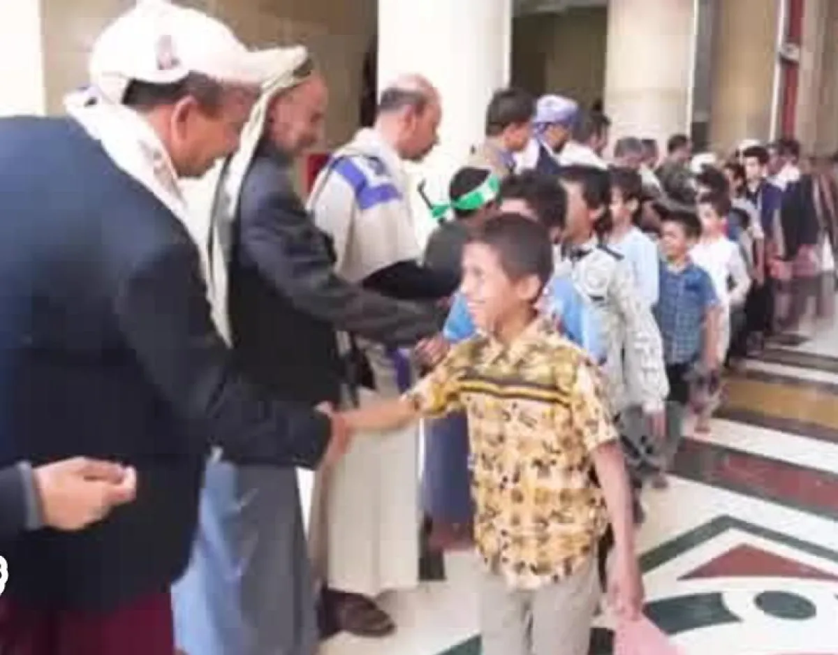 بين الإغراء والتهديد.. مليشيا الحوثي تجبر الأسر على تسليم أطفالها للمراكز الصيفية