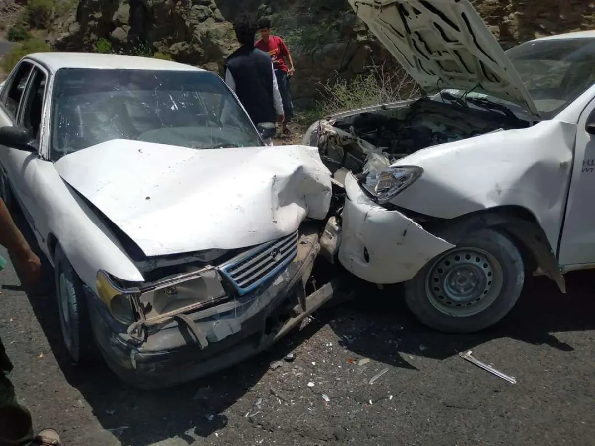 إصابة خمسة في حادثي انقلاب مركبتين في المحويت