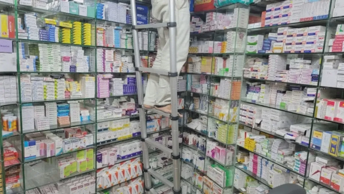 السلطات الصحية تُلزم مصانع ومستوردي الأدوية بتثبيت السعر الرسمي على العبوات في عدن