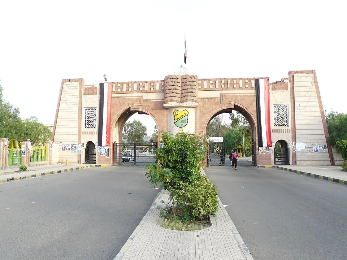 قرار حوثي مفاجئ يحرم أسر الطالبات من حضور حفلات التخرج في صنعاء