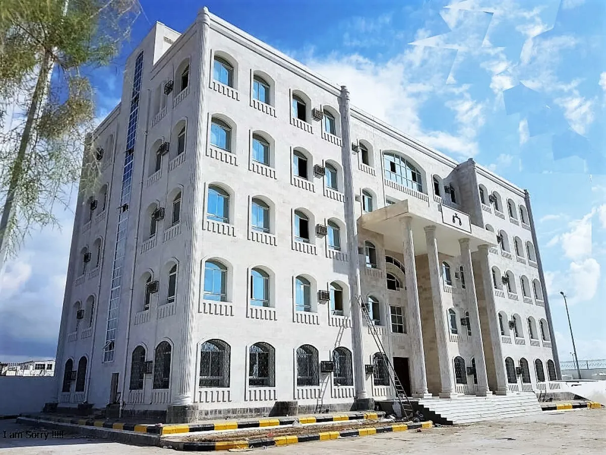 النيابة العامة بعدن تصدر أمراً بالقبض القهري بحق قائد عسكري بتهمة الاعتداء على طفل