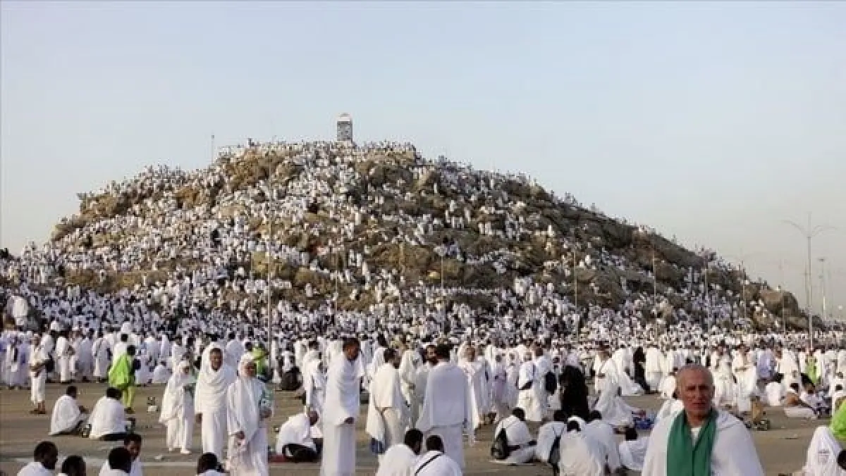 ملايين الحجاج يتوافدون إلى صعيد عرفات لأداء الركن الأعظم وسط إجراءات صحية وتنظيمية مشددة