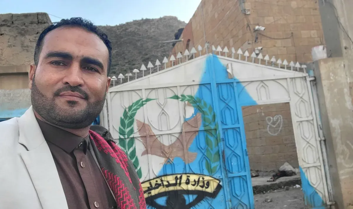 Taiz Official, Armed Escort Assault Media Activist Over Social Media Criticism
