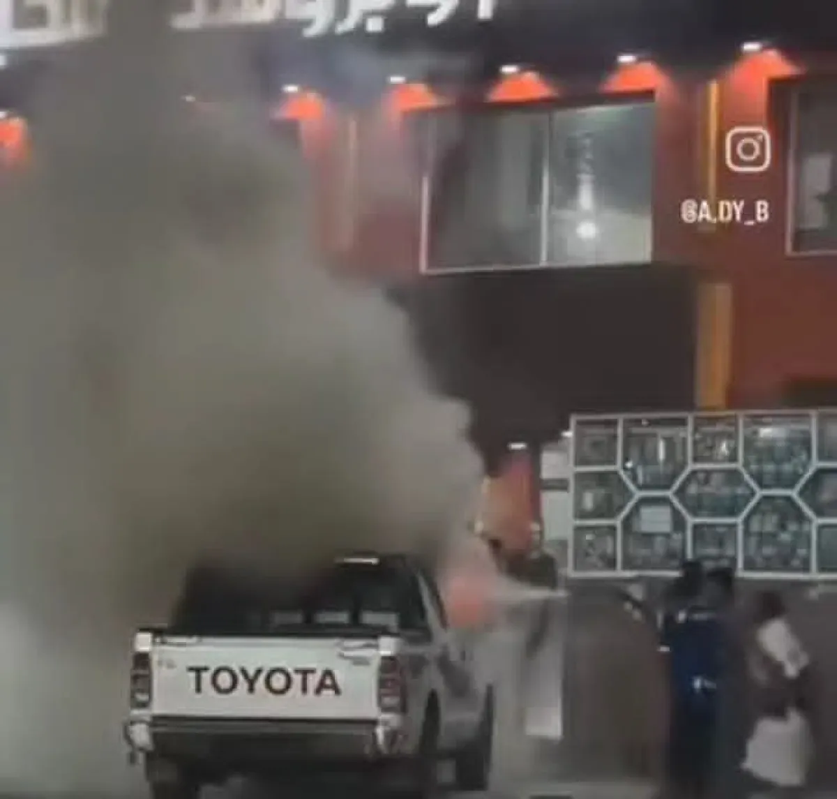 اندلاع حريق في مركبة بمأرب وسط تحذيرات من مخاطر موجة الحر