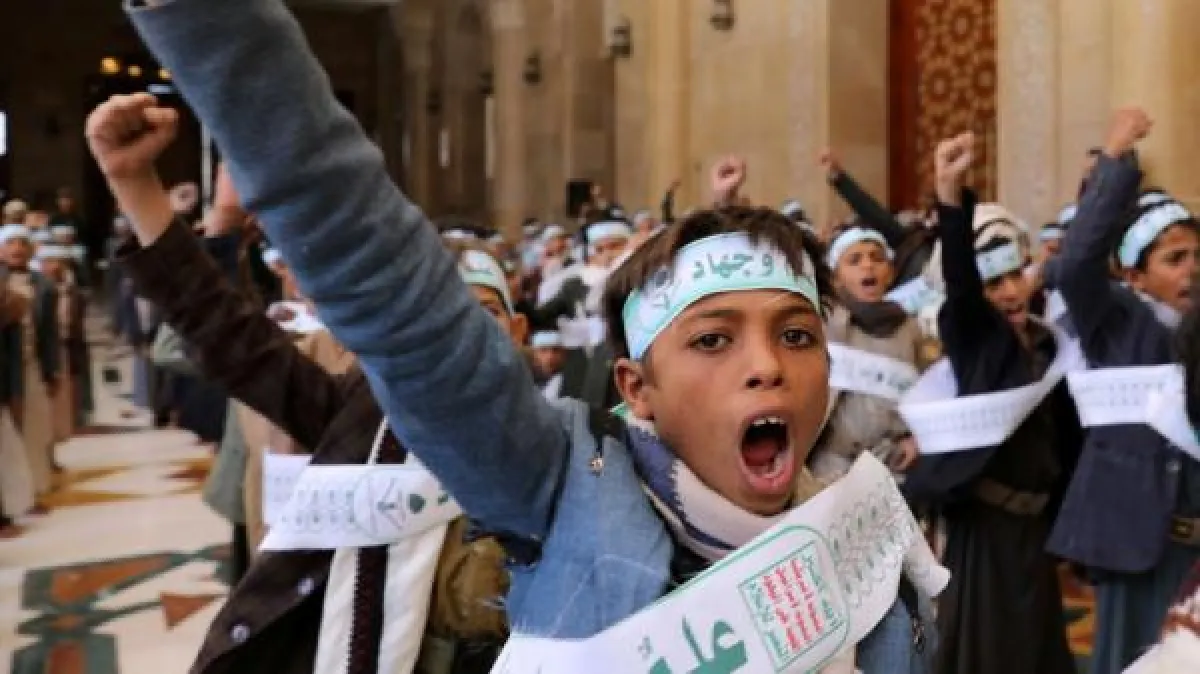 بين تفخيخ المناهج وإذلال المعلم.. الحوثيون يحيلون منارات العلم إلى مراكز للجباية والتطرف الفكري