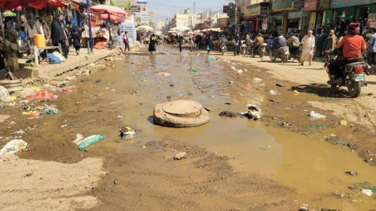 أزمة طفح الصرف الصحي تتفاقم في أحياء صنعاء وتهدد الصحة العامة