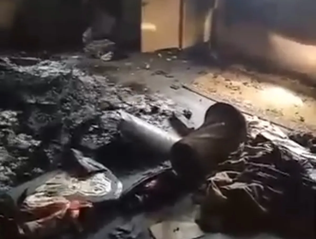 البيضاء.. مشرفون حوثيون يقتحمون منزل مواطن في رداع ويعتدون على النساء قبل إحراقه بالكامل