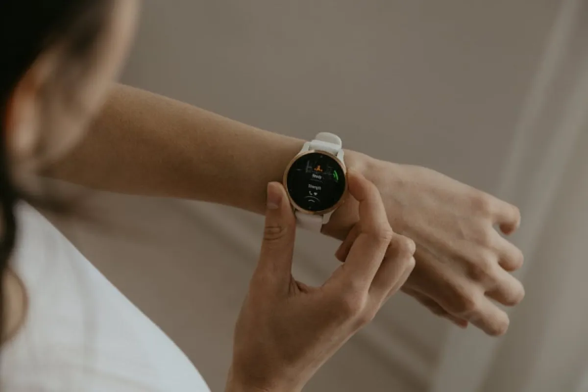 أفضل الساعات الذكية لتتبع سكر الدم: مقارنة بين Apple Watch، Galaxy Watch، و Pixel Watch