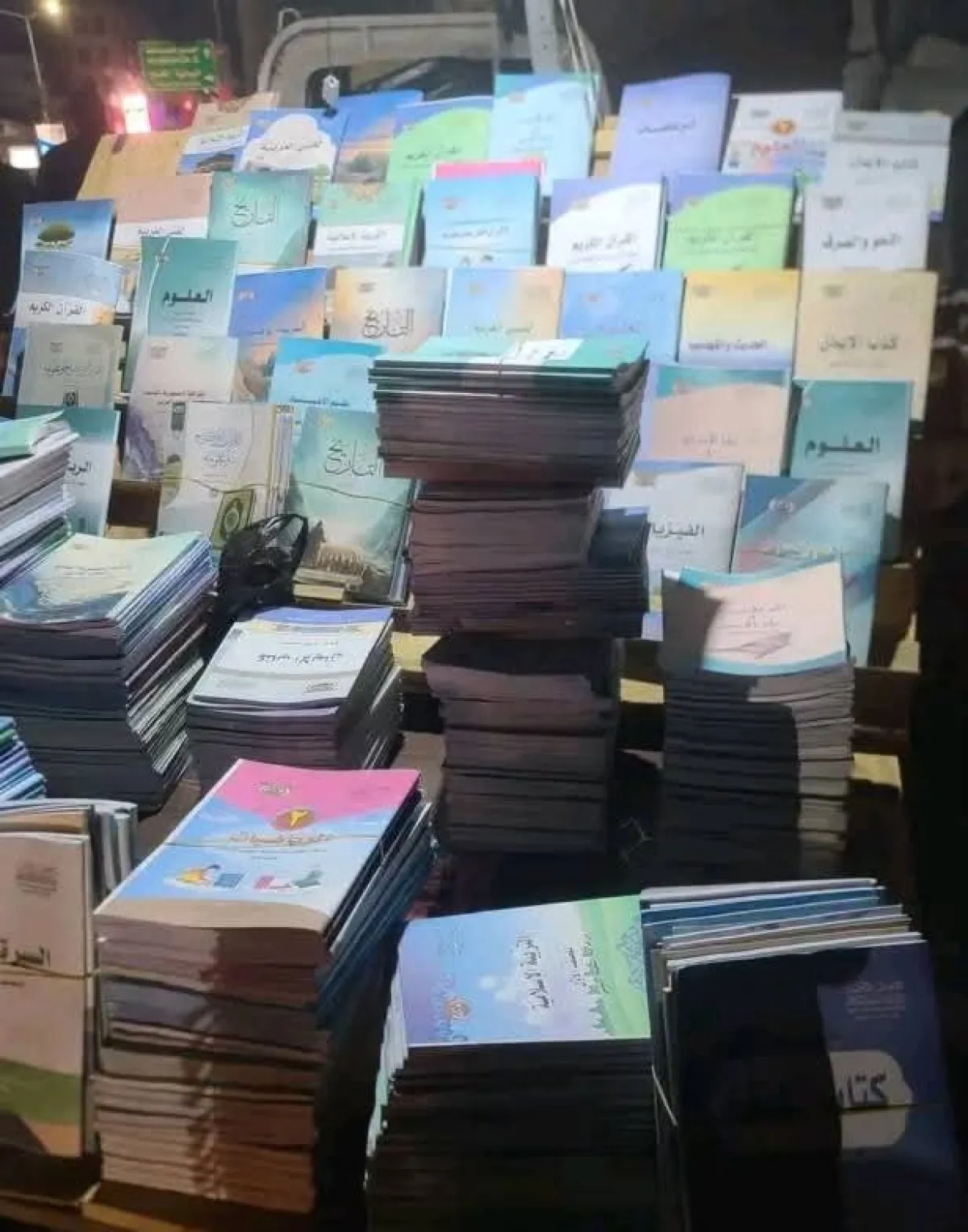 الكتاب المدرسي في مناطق سيطرة مليشيا الحوثي: حين يتحول التعليم إلى سلعة سوداء