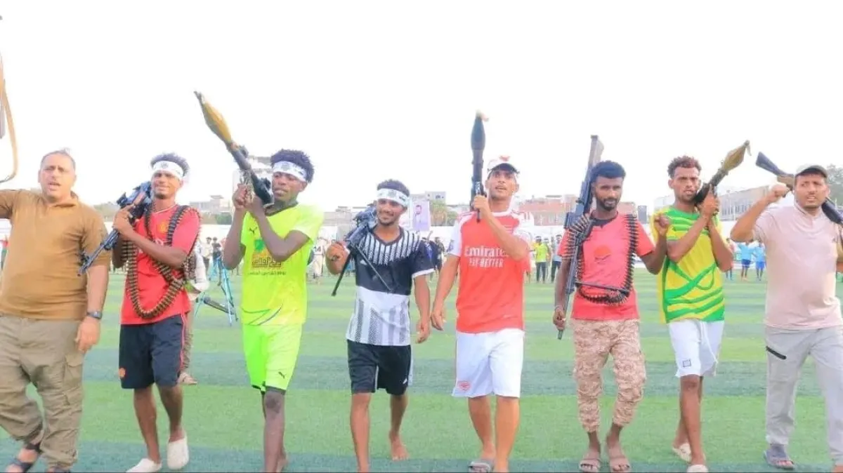 مليشيا الحوثي تحوّل ملعباً في الحديدة إلى ساحة استعراض مسلح وتزج بلاعبي الأندية في فعالية عسكرية