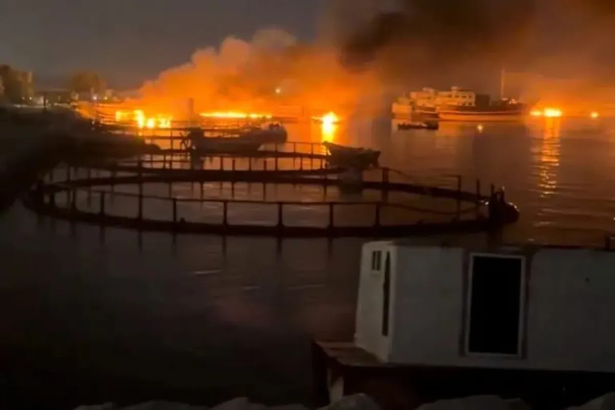 New US Strikes Hit Iranian Coast Amid Hormuz Strait Tensions