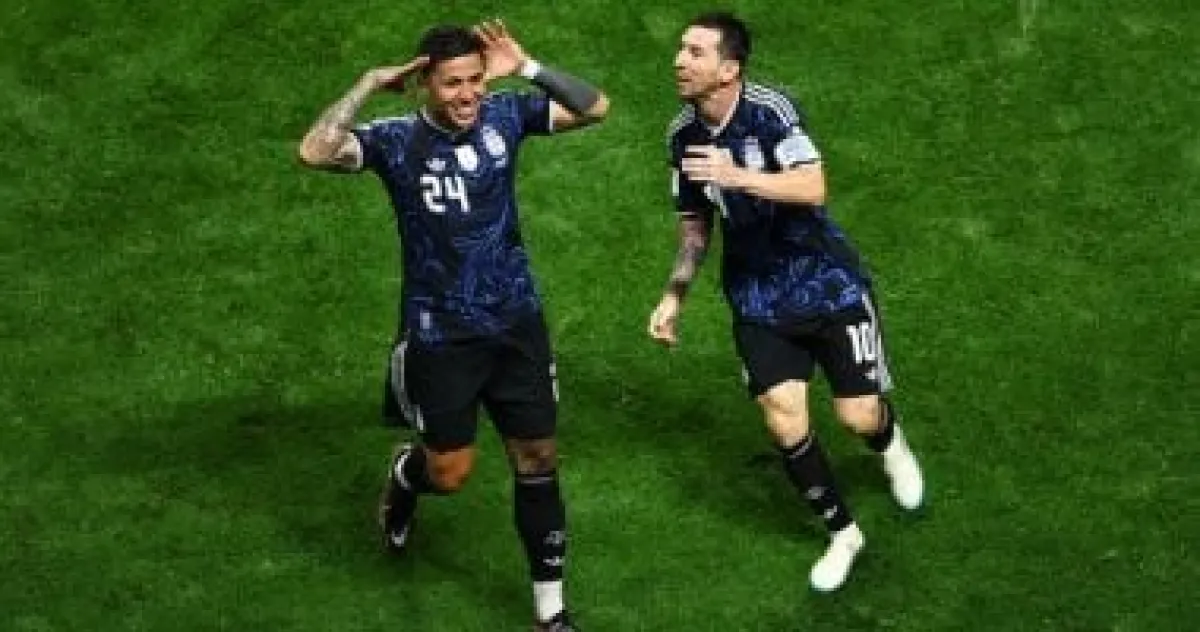 الأرجنتين تتقدم 2-1 على إنجلترا بهدف لاوتارو مارتينيز في الدقيقة 92