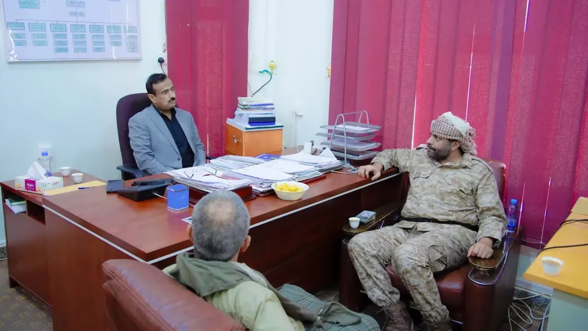 محافظ شبوة يشدد على رفع الجاهزية العسكرية في جبهة بيحان - حريب