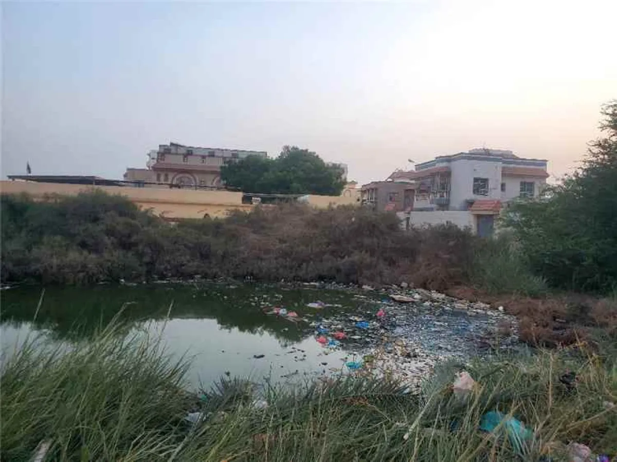 سكان المنصورة بعدن يطالبون بتدخل عاجل لوقف طفح الصرف الصحي وسط تحذيرات صحية