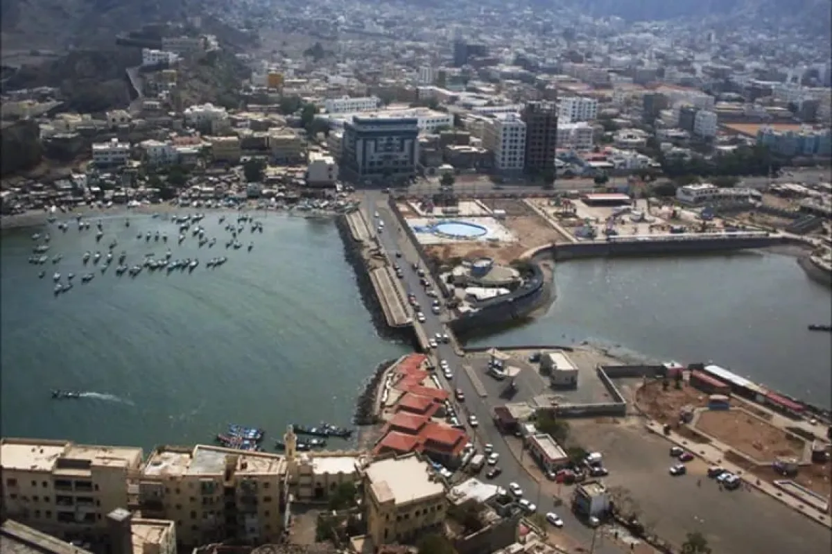 عسكريون وأمنيون في عدن يلوحون باحتجاجات بعد منح الحكومة مهلة لصرف الرواتب