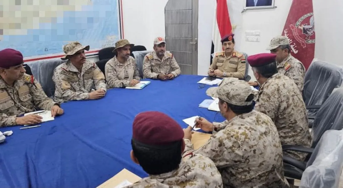 وزير الدفاع اليمني يترأس اجتماعاً عسكرياً استثنائياً لبحث الجاهزية والتنسيق الميداني