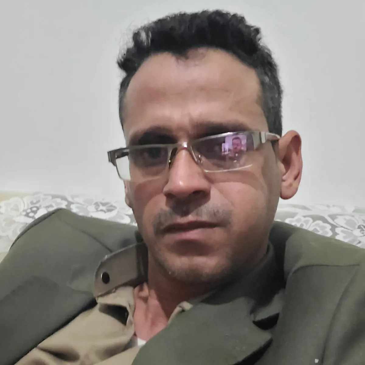 زوجة إعلامي موالٍ لمليشيا الحوثي تستغيث للإفراج عنه من سجون المليشيا قبل وفاة والده