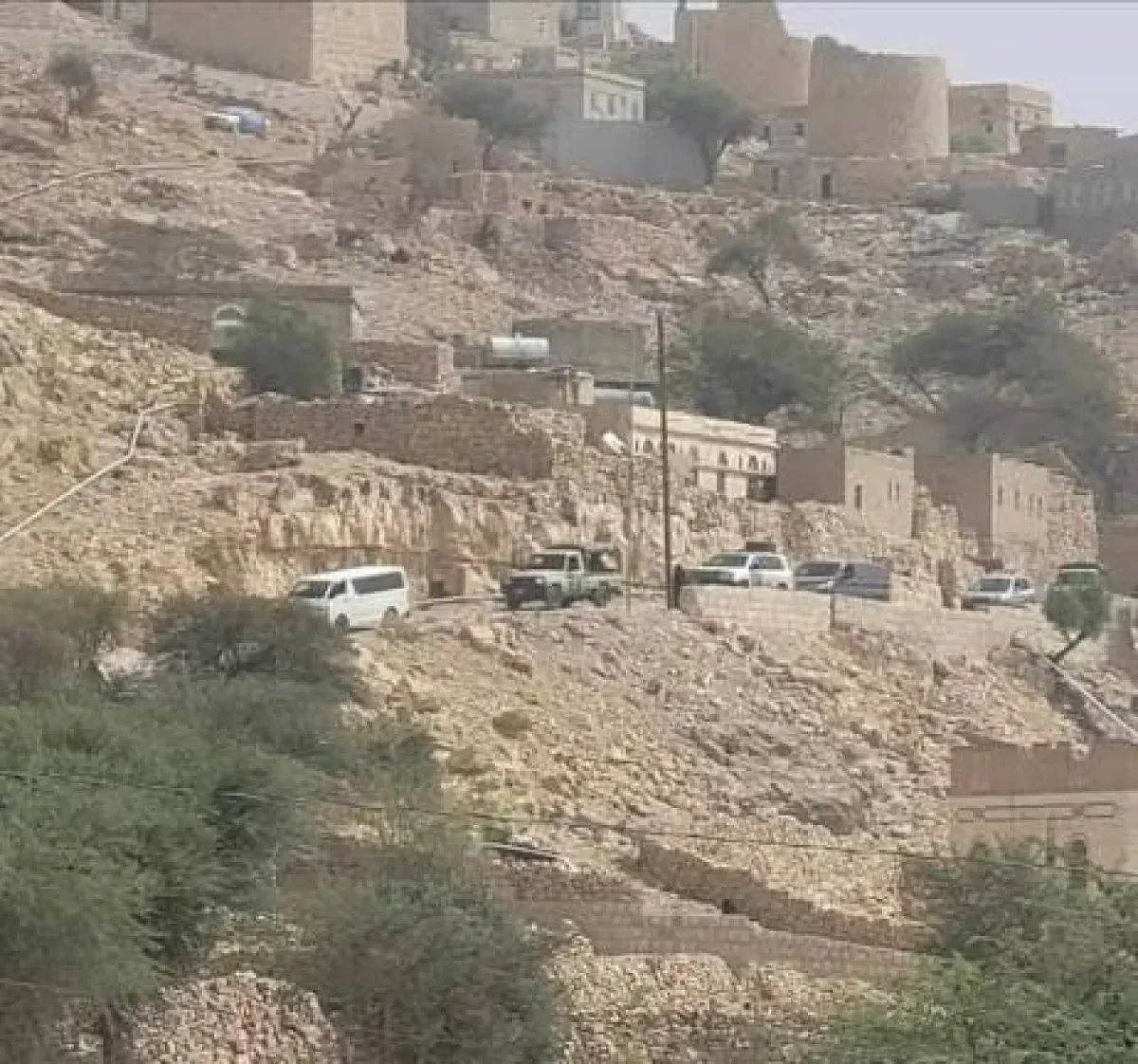 عمران.. امرأة تقتل مسؤولًا أمنيًا حوثيًا أثناء اقتحام منزلها في مديرية المدان