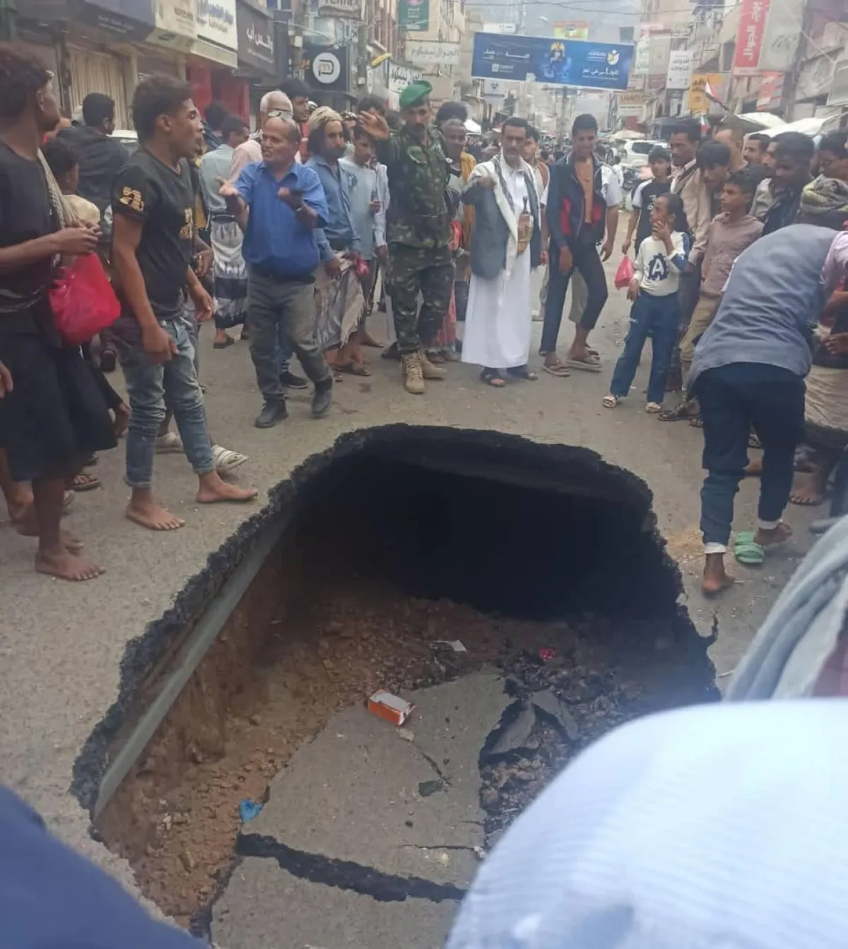 هبوط أرضي للمرة الثانية في شارع التحرير الأسفل بتعز