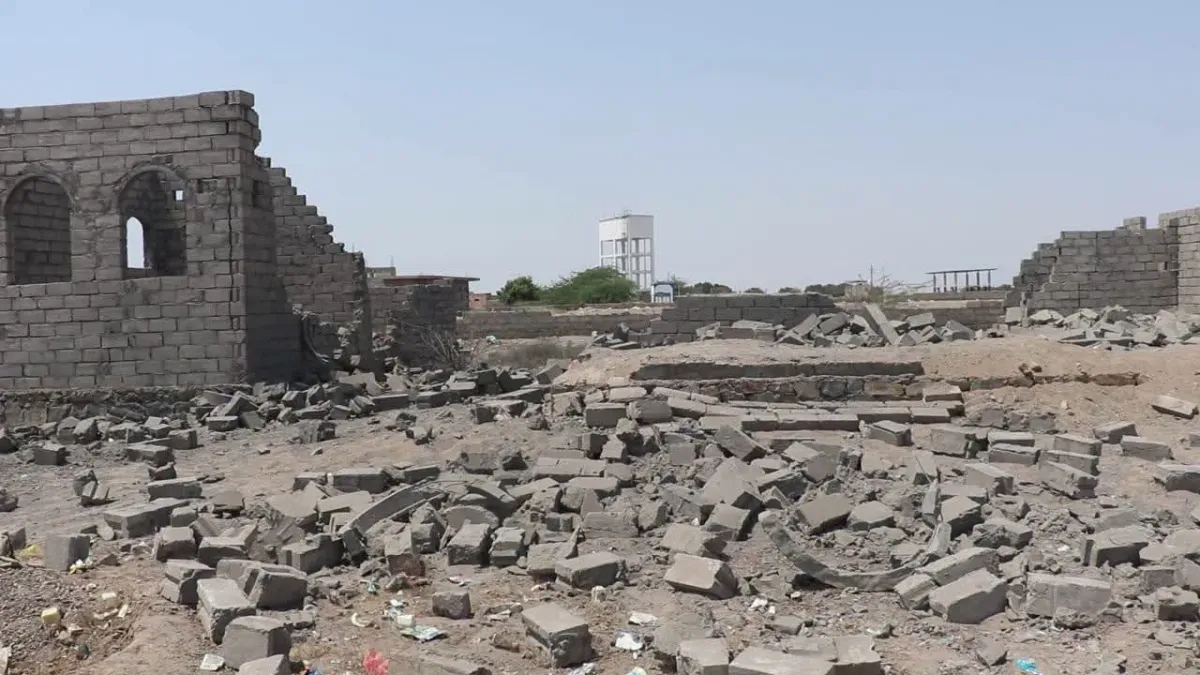 Houthi Ballistic Missile Attack Strikes Residential Area in Al-Khokha