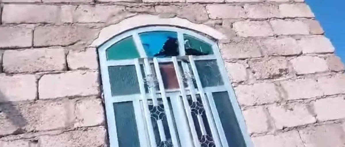 الضالع.. مليشيا الحوثي تقصف منازل المواطنين في المشاريح بحجر وتلحق أضرارًا بالممتلكات