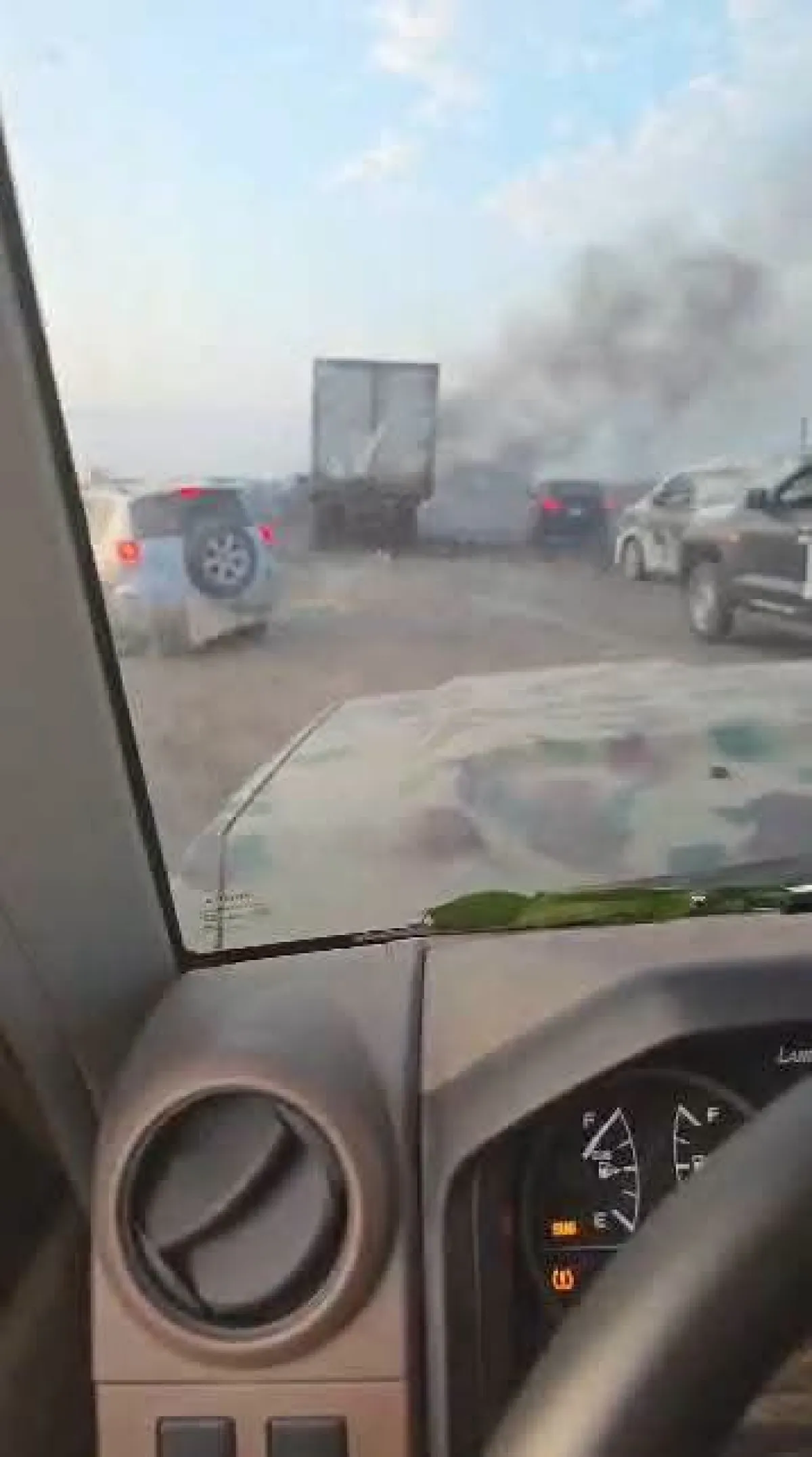 مليشيا الحوثي تستهدف قافلة مدنية تقل أسرًا نازحة على طريق عدن