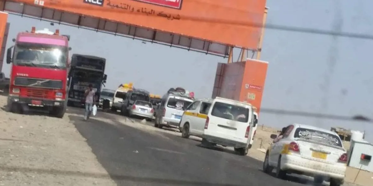 نازحو الساحل الغربي عالقون على أبواب عدن ونقاط التفتيش تنهب أموالهم ومجوهراتهم