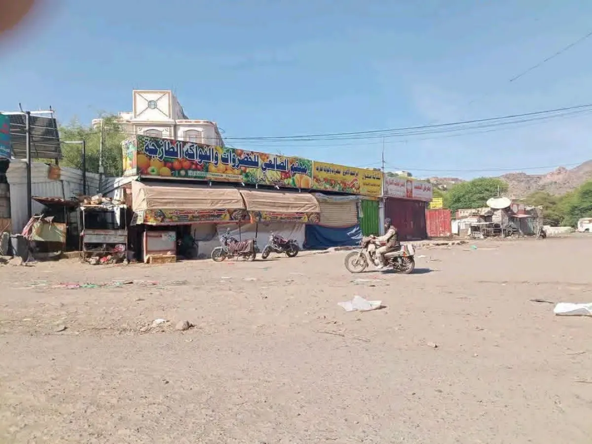 محافظ الضالع يعلن الطوارئ في المدينة ويوجه بحملة أمنية عقب مقتل جنديين في حادثة تقطع
