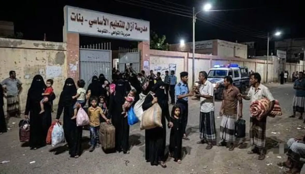 قوة أمنية تُخرج عشرات الأسر النازحة من مدرسة في التواهي بعد فرارها من الساحل الغربي