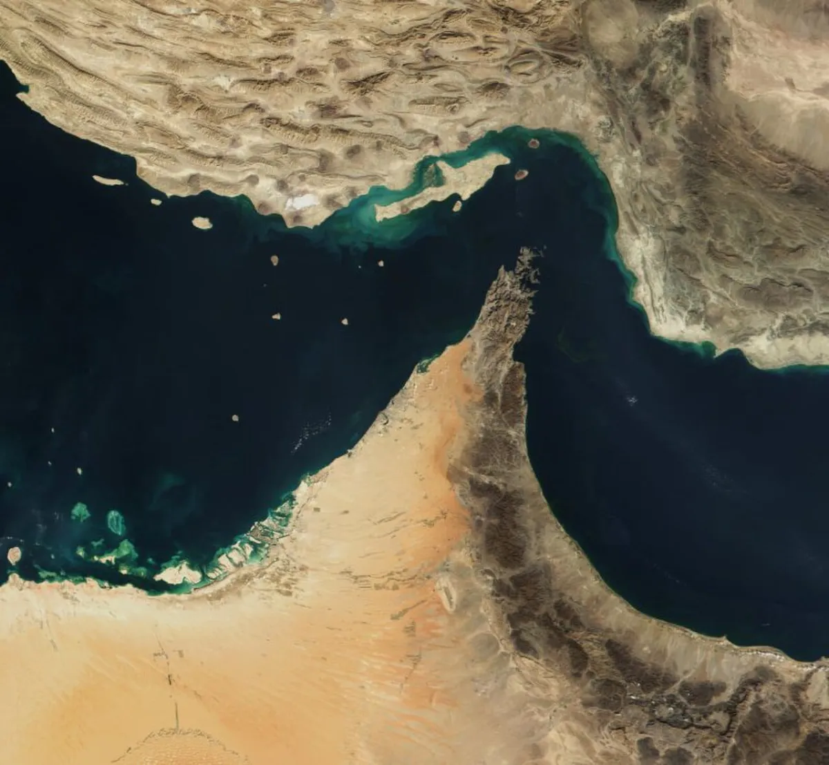 تراجع حاد في الملاحة عبر هرمز وباب المندب وسط تصاعد التوترات الإقليمية