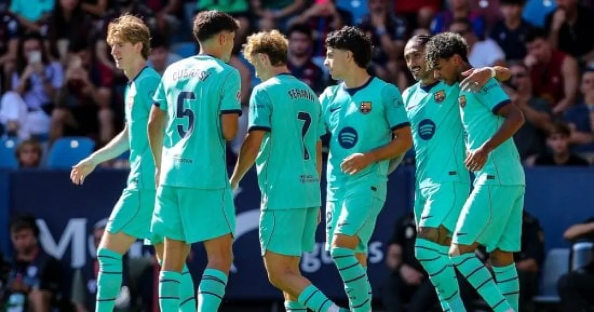 برشلونة يطارد رقماً قياسياً تاريخياً في مواجهة راسينج سانتاندير
