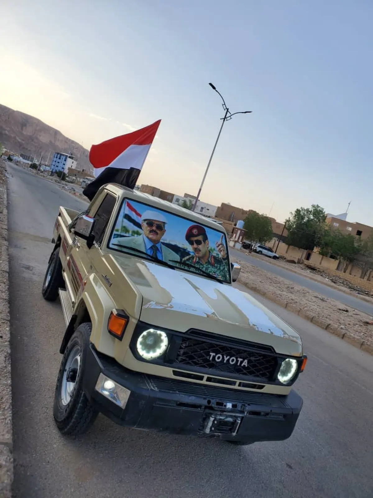 رفعت صور الشهيد صالح.. حشود في سيئون تحيي العيد الـ64 لثورة 26 سبتمبر وتطالب باستعادة مؤسسات الدولة